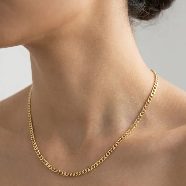 Cadena cubana dama puesta al cuello