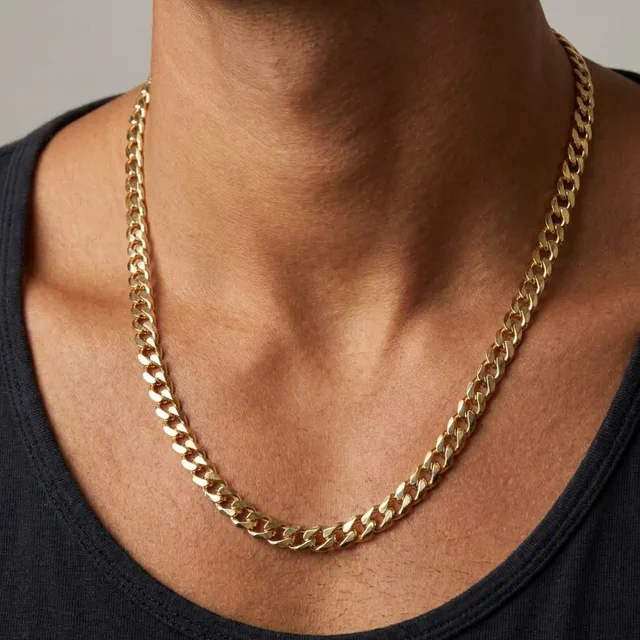 Cadena cubana hombre puesta al cuello