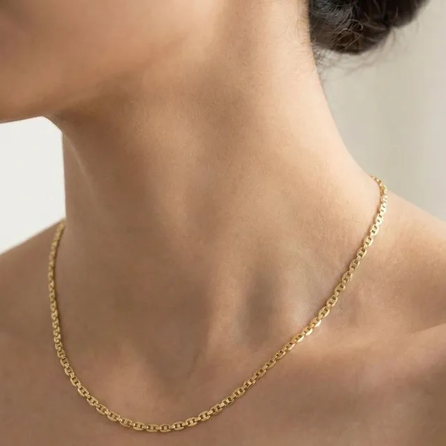 Cadena eslabón plano dama puesta al cuello