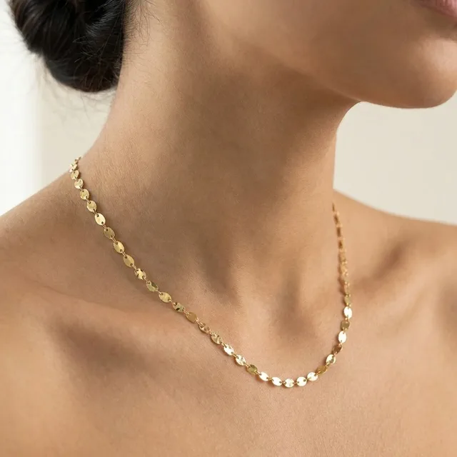 Cadena espejo puesta al cuello