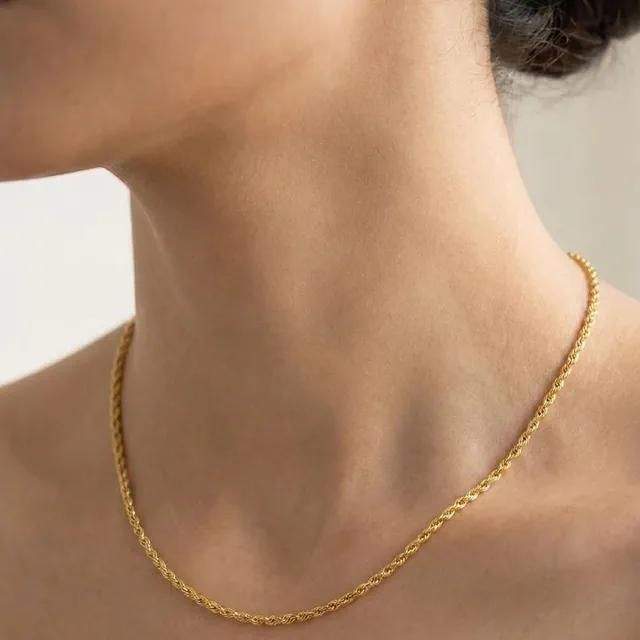 Cadena lazo dama puesta al cuello