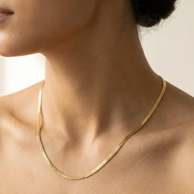 Cadena tejido plano puesta al cuello