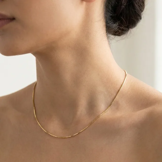 Cadena veneciana puesta al cuello