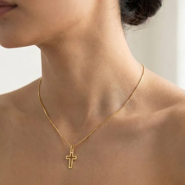 Dije cruz calada colgado de una cadena