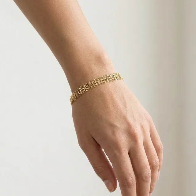 Pulsera bismark puesta en la muñeca
