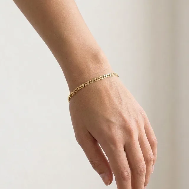 Pulsera eslabón marino puesta en la muñeca